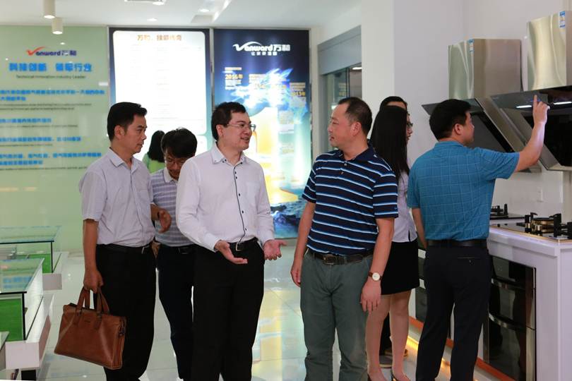 说明: F:\7月14日 2017广东省高等职业院校教学工作会议在永利官网举行\选\13参观万和企业.JPG