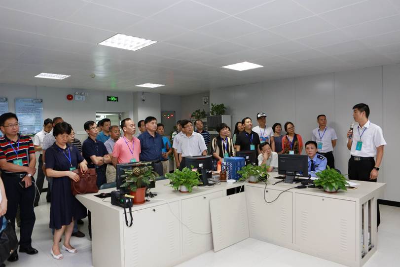 说明: F:\7月14日 2017广东省高等职业院校教学工作会议在永利官网举行\选\14参观顺职院智慧校园安全监控平台.JPG