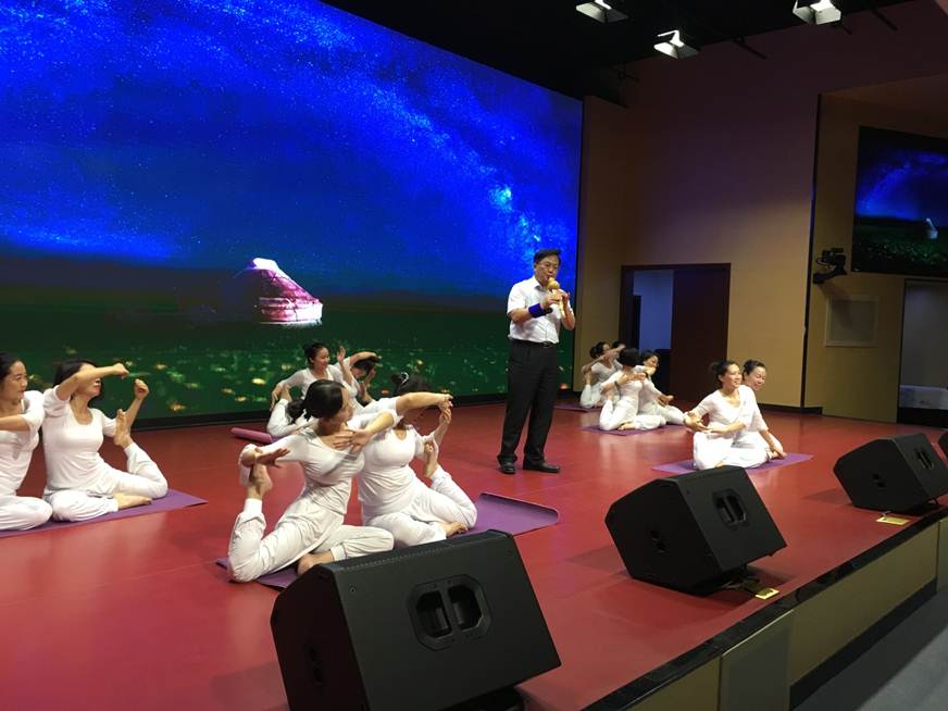 说明: D:\2018年新闻\180530 工会 永利官网举办“传承民族经典 坚定文化自信”教职工葫芦丝协会汇报演出\2、夏伟校长独奏.JPG