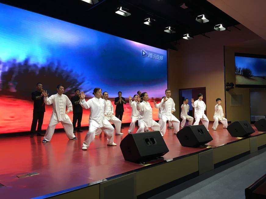 说明: D:\2018年新闻\180530 工会 永利官网举办“传承民族经典 坚定文化自信”教职工葫芦丝协会汇报演出\3、现场.JPG