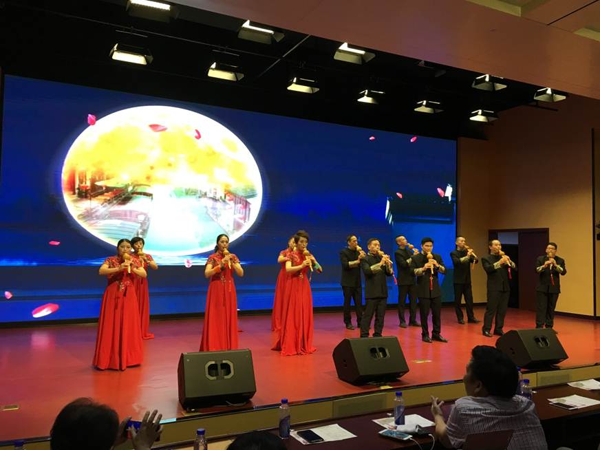 说明: D:\2018年新闻\180530 工会 永利官网举办“传承民族经典 坚定文化自信”教职工葫芦丝协会汇报演出\4、现场.JPG