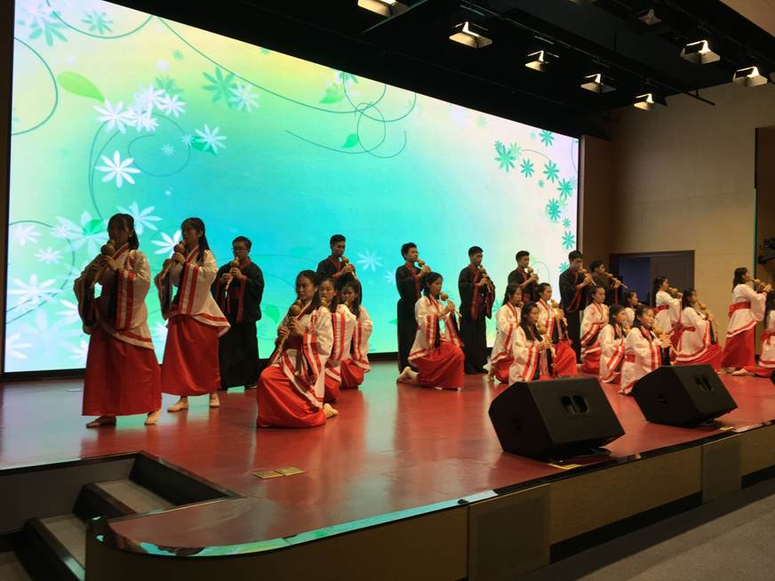 说明: D:\2018年新闻\180530 工会 永利官网举办“传承民族经典 坚定文化自信”教职工葫芦丝协会汇报演出\8、现场.JPG