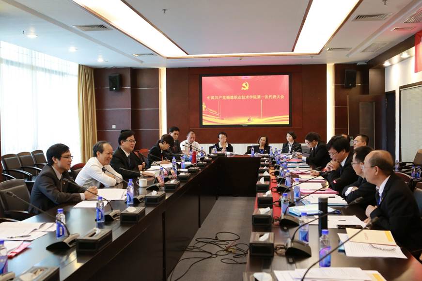 说明: F:\Users\Administrator\Desktop\学校党代会\党代会\3主席团、各代表团会议审议\1郭文海书记参加第一代表团审议听取代表意见,夏伟校长列席 (2).JPG