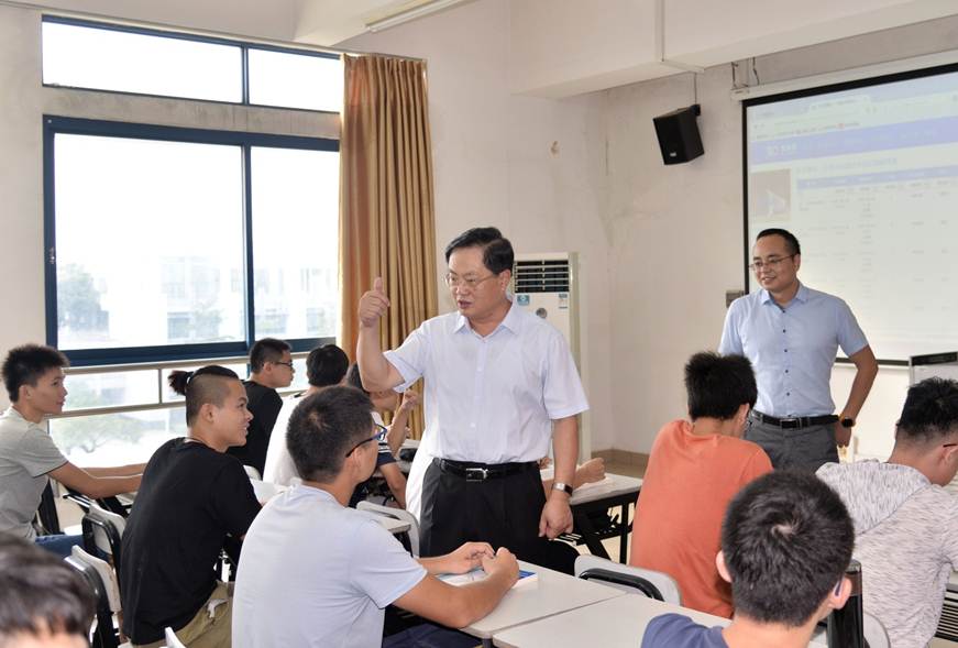 说明: D:\2018年新闻\9.3开学第一天检查\选\2夏伟校长检查\4.JPG