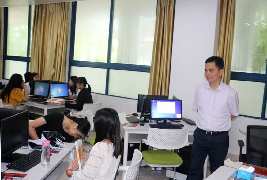 说明: D:\2018年新闻\9.3开学第一天检查\选\2夏伟校长检查\5 (2).JPG