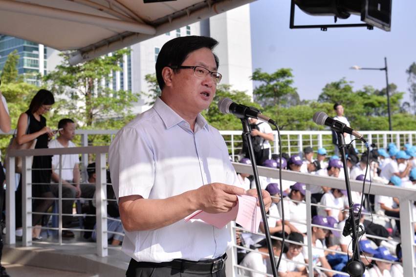 说明: D:\2018年新闻\9月29日 开学典礼暨军训总结大会\王亮\选\领导+颁奖\夏伟校长作开学典礼致辞,为新生上思政第一课.JPG