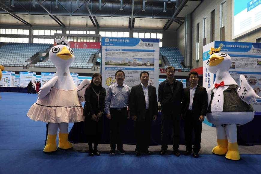 说明: D:\2018年新闻\2018年12月21日永利官网易班中心荣获广东高校十佳发展中心\4合影.jpg