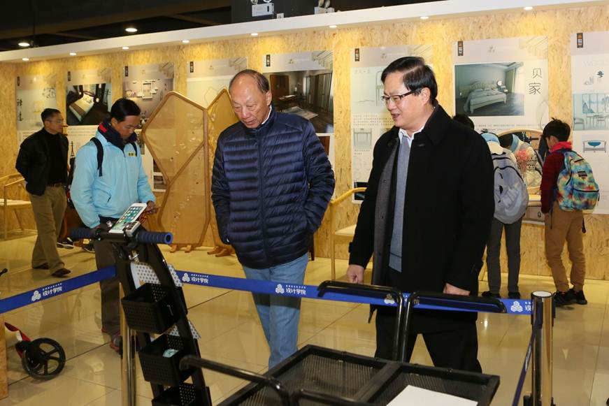 说明: D:\2018年新闻\12月31日 伍氏家族来访永利官网\选\9R4A7882.JPG