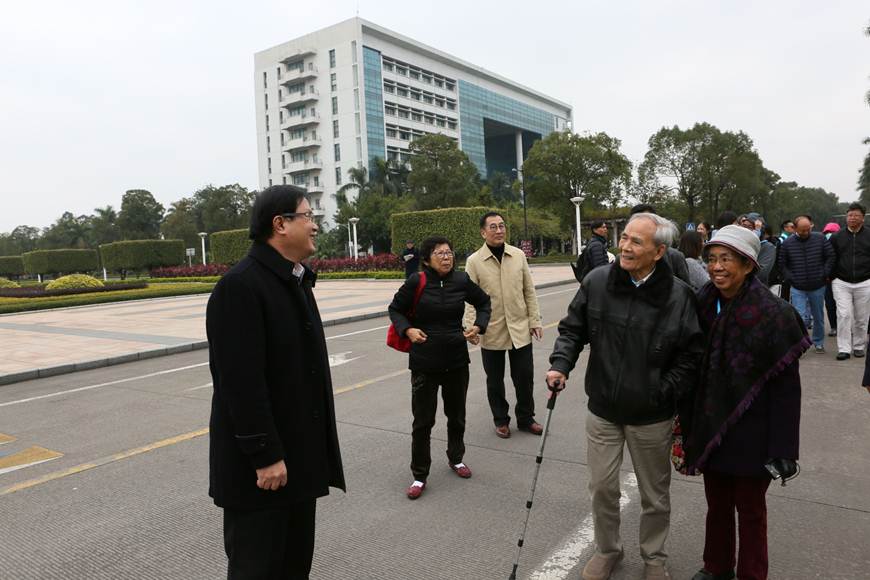 说明: D:\2018年新闻\12月31日 伍氏家族来访永利官网\选\9R4A7833.JPG