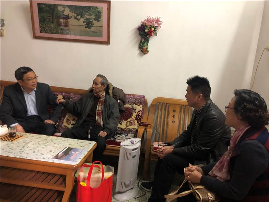 说明: D:\2019年新闻\180109 工会 送温暖 迎新春——校领导看望慰问离退休教职工\180109 工会 送温暖 迎新春——校领导看望慰问离退休教职工\1、慰问看望.jpg