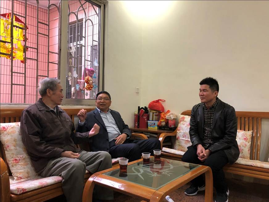 说明: D:\2019年新闻\180109 工会 送温暖 迎新春——校领导看望慰问离退休教职工\180109 工会 送温暖 迎新春——校领导看望慰问离退休教职工\3、慰问看望.jpg