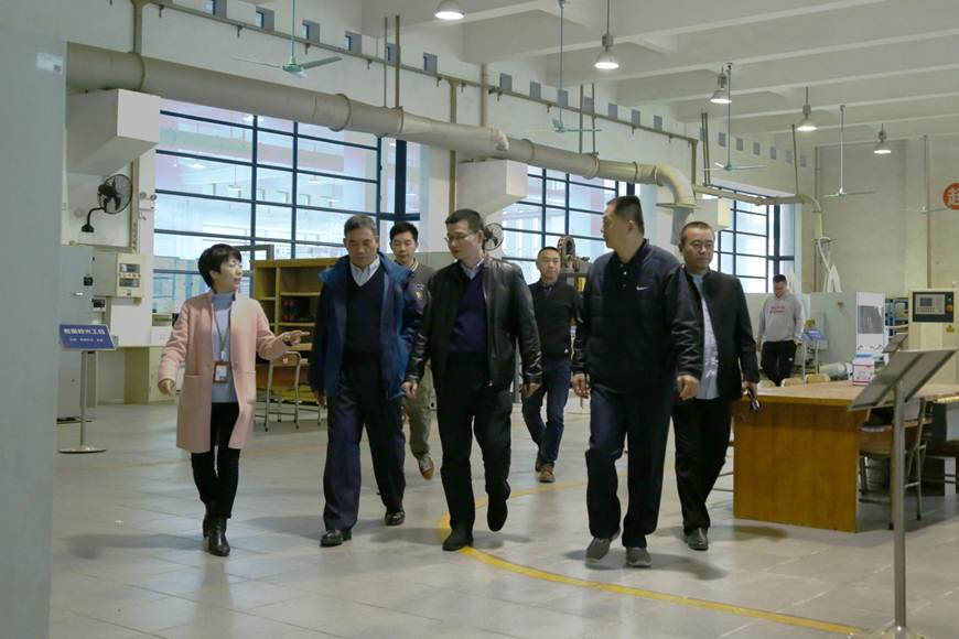 说明: D:\2019年新闻\1月18日 广东省教育厅检查组到永利官网检查实验室安全管理工作\图片\检查设计学院实验室4.JPG