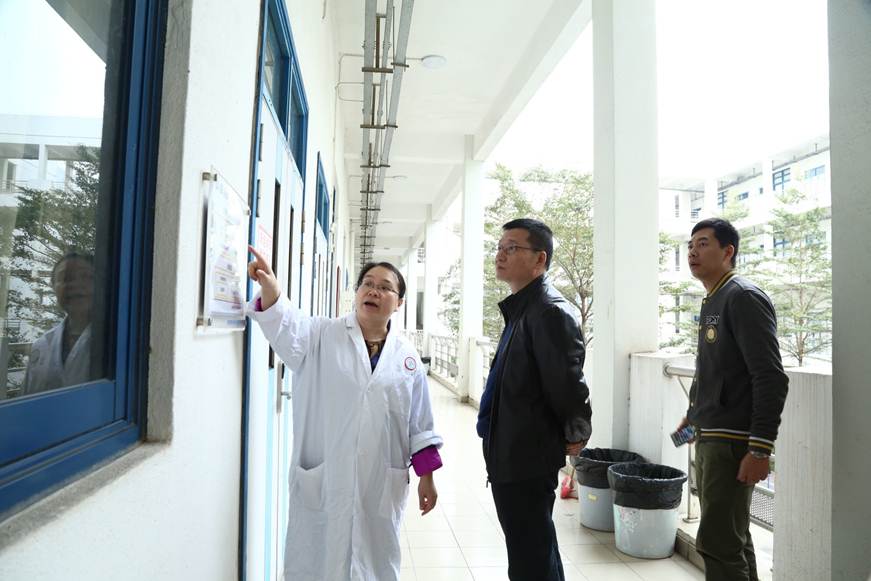 说明: D:\2019年新闻\1月18日 广东省教育厅检查组到永利官网检查实验室安全管理工作\图片\检查轻化与材料学院实验室.JPG