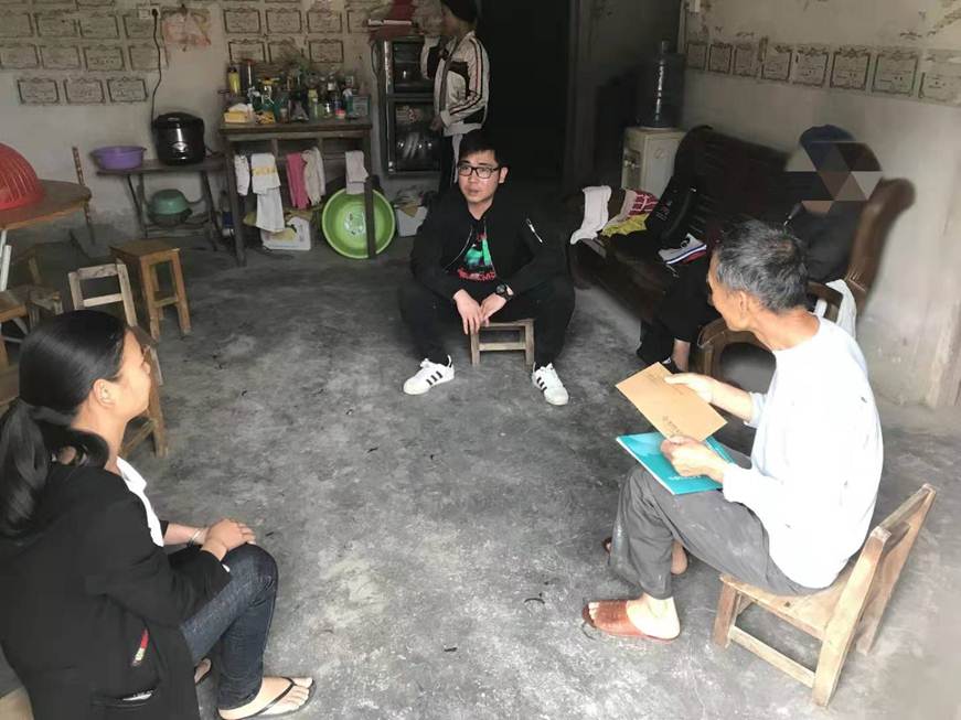 说明: D:\2019年新闻\3月1日 “冷冷冬日，暖暖关怀”——商学院党总支组织走访慰问贫困学生家庭\慰问过程.jpg