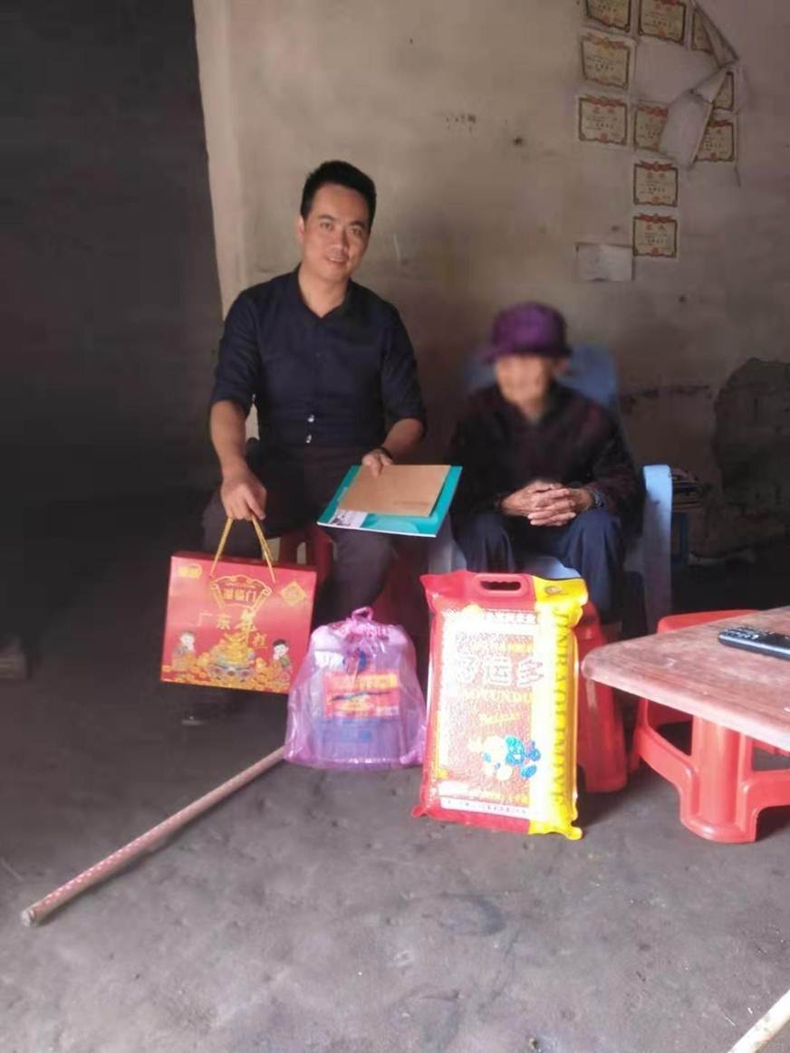 说明: D:\2019年新闻\3月1日 “冷冷冬日，暖暖关怀”——商学院党总支组织走访慰问贫困学生家庭\慰问贫困学生家庭.jpg