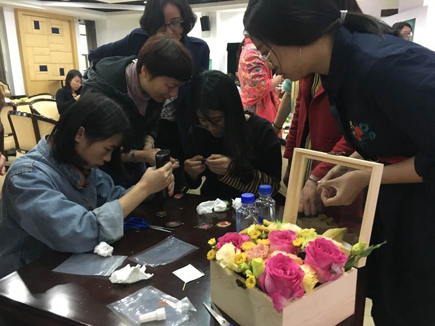 说明: D:\2019年新闻\3月6日 工会 工会举办“春暖花开 情融顺职”女教职工插花培训新闻\4、制作.JPG