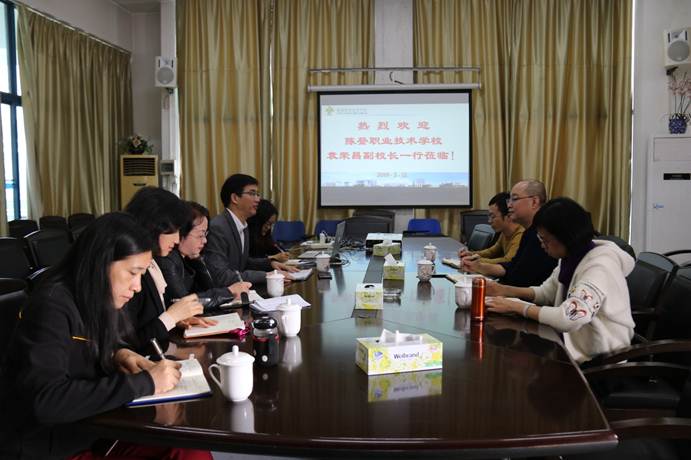说明: D:\2019年新闻\2019.3.12+陈登职业技术学校袁荣昌副校长一行来外语外贸学院洽谈合作\与乐从陈登职业学校交流（2019.3.12） (2).JPG