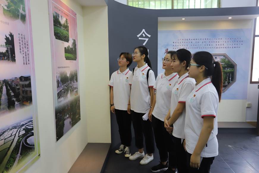 说明: D:\2019年新闻\3月20日 缅怀革命先烈，传承红色精神——商学院学生党支部开展主题党日活动\参观教育基地.jpg