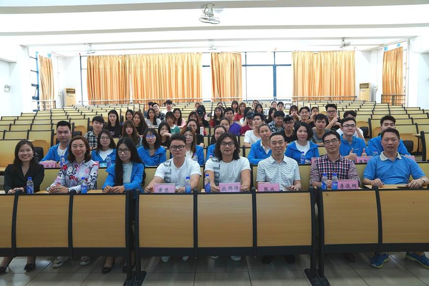 说明: D:\2019年新闻\转发：电子商务专业悍高校企合作开班仪式新闻稿\图1 开班仪式现场.jpg