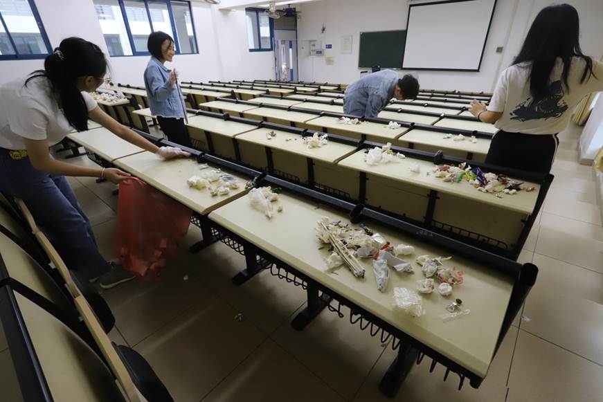 说明: D:\2019年新闻\3月24日 建设文明校园，文明修身从我做起----商学院师生开展志愿服务活动\3.同学们认真清洁课室.JPG