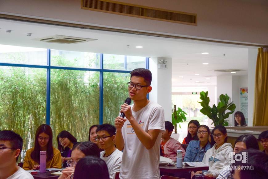 说明: D:\2019年新闻\科技创新交流分享会新闻报道\照片\提问互动交流环节.jpg