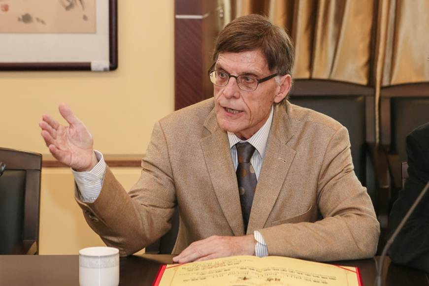 说明: D:\2019年新闻\3.31奥特教授聘任仪式\选\3.JPG