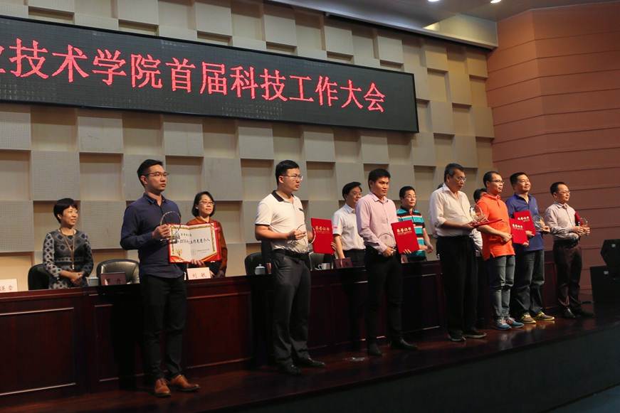 说明: D:\2019年新闻\4月18日 永利官网举行首届科技工作大会\选\2获奖先进个人剪.jpg