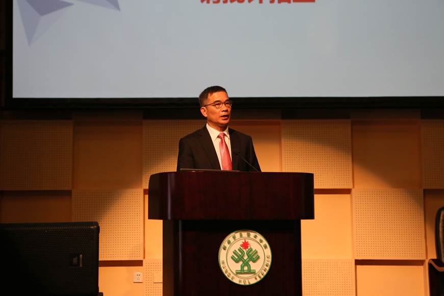 说明: D:\2019年新闻\4月18日 永利官网举行首届科技工作大会\选\其他\谭谦章副书记主持.JPG