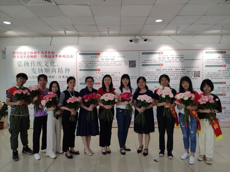 说明: D:\2019年新闻\图书在4.23世界读书日期间开展 捧书卷 赠你鲜花活动\手捧书卷，赠你鲜花 4.23世界读书日快乐.jpg