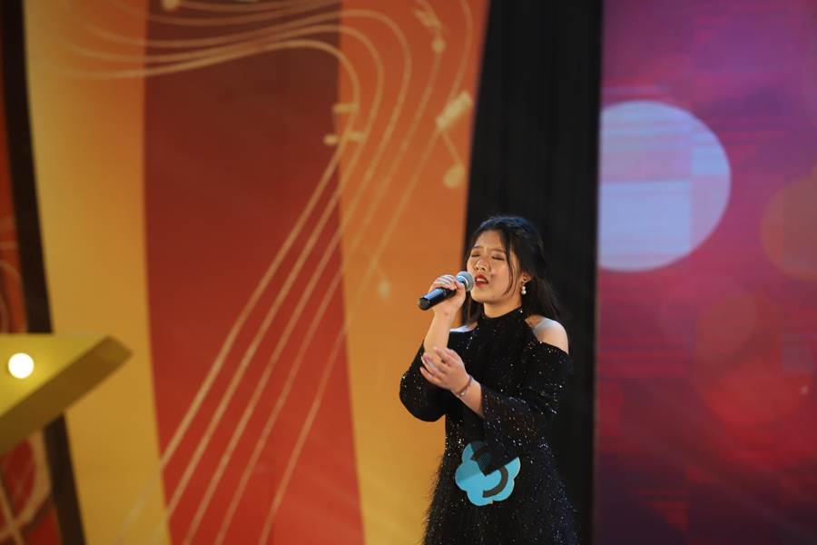 说明: D:\2019年新闻\20190424永利官网第十九届大学生文化艺术节开幕式暨“音为梦响，乐伴我唱”商学院十大歌手总决赛顺利举行\4歌手演唱.JPG