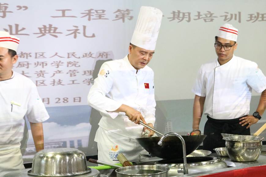 说明: D:\2019年新闻\顺大公司 顺德厨师学院花都区“粤菜师傅”工程第一期结业典礼在永利官网举行\林潮带献技.JPG