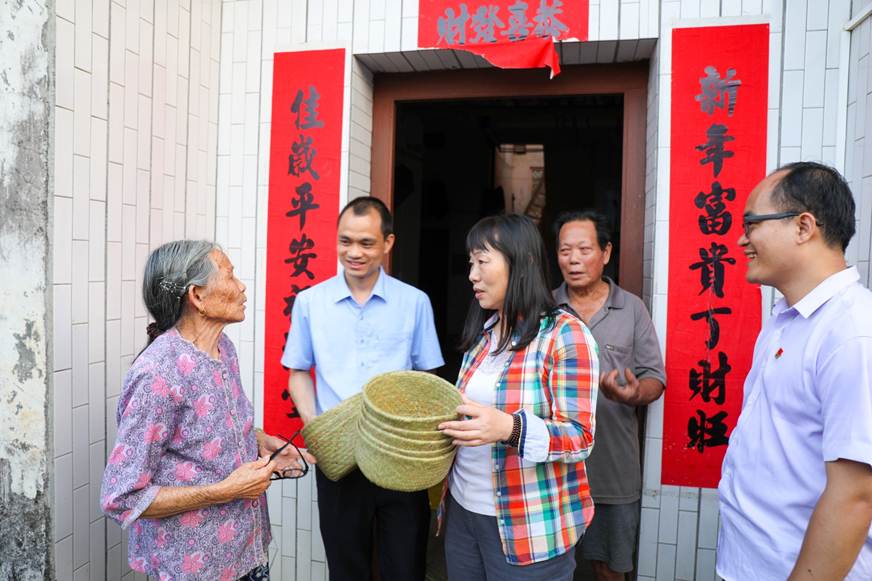 说明: D:\2019年新闻\20190512 “和母亲坐一坐”——学工部开展家庭经济困难学生走访\相片\微信图片_20190512170958.jpg