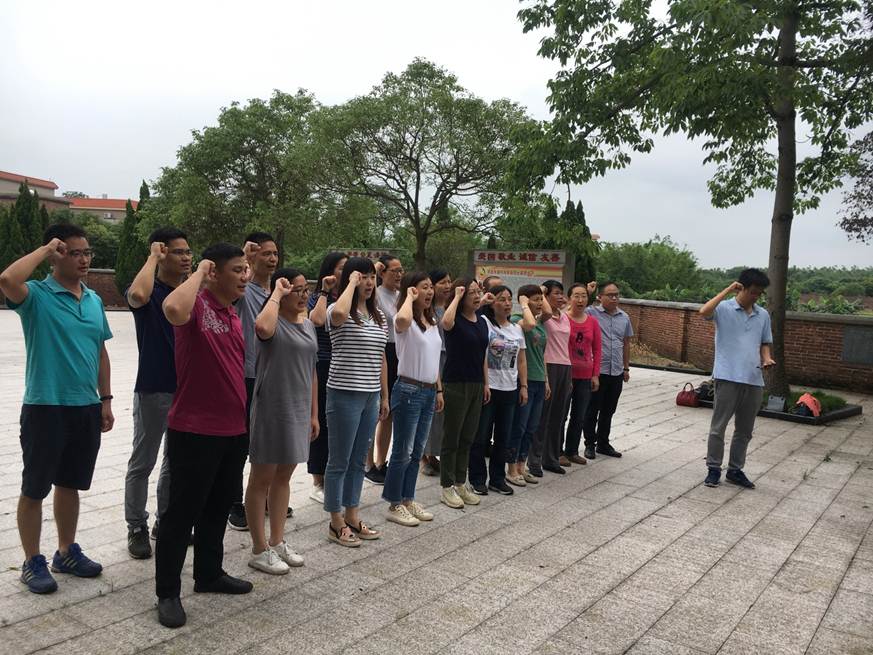 说明: D:\2019年新闻\2019.5图书馆开展“不忘初心 牢记使命”主题教育活动\重温誓词.jpg