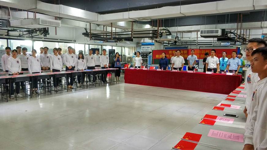 说明: D:\2019年新闻\联系日新闻稿\奏唱团歌.jpg