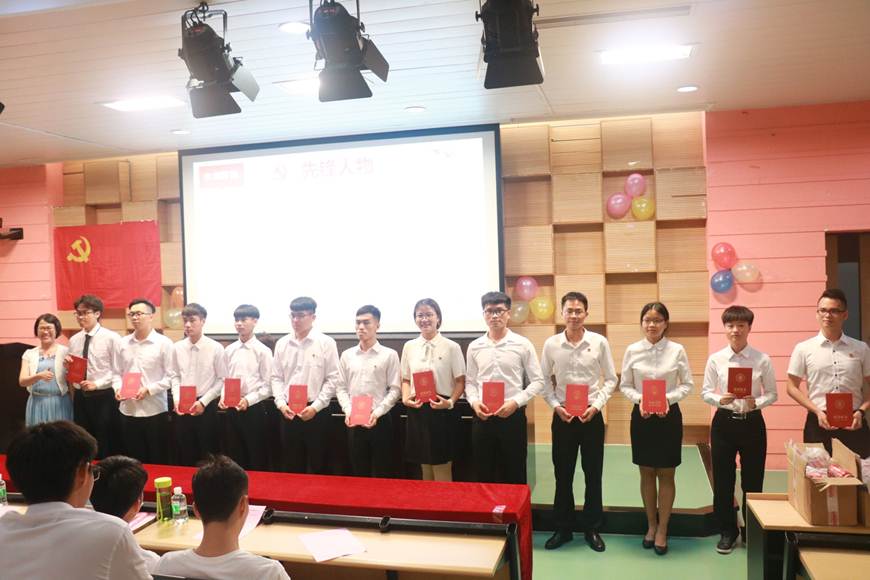 说明: D:\2019年新闻\承机电之梦,创能源华章——能源与汽车工程学院学生党务管理中心换届大会\颁奖.JPG