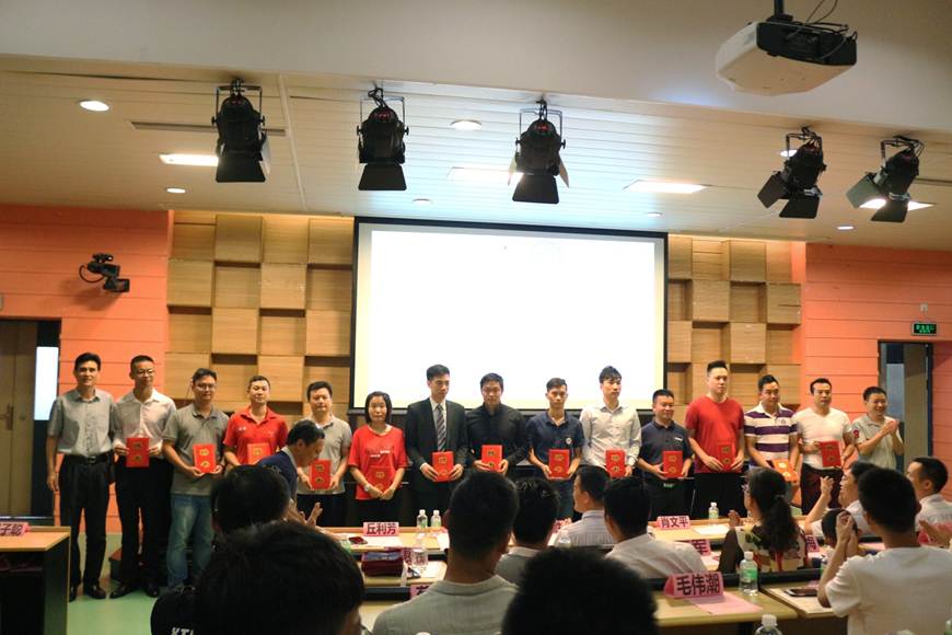 说明: D:\2019年新闻\2019 06 29 重温燃情岁月，再续汽修情谊——能源与汽车工程学院汽车专业联盟会成立\颁发聘书.jpg