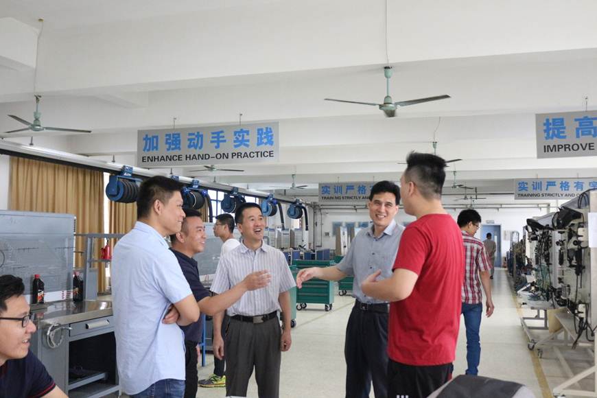 说明: D:\2019年新闻\2019 06 29 重温燃情岁月，再续汽修情谊——能源与汽车工程学院汽车专业联盟会成立\参观实训室.jpg