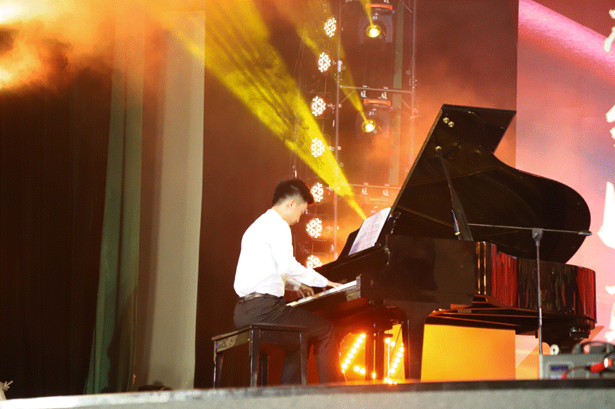 说明: D:\2019年新闻\迎新晚会\节目图片\微信截图_20190925233633.png