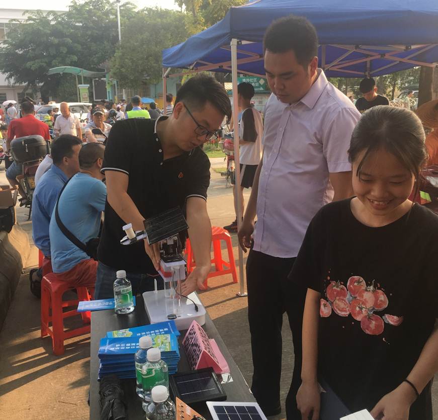 说明: D:\2019年新闻\10.11党群活动进社区 浓浓关爱暖人心——能源与汽车工程学院主题党群活动\绿色能源技术咨询.JPG