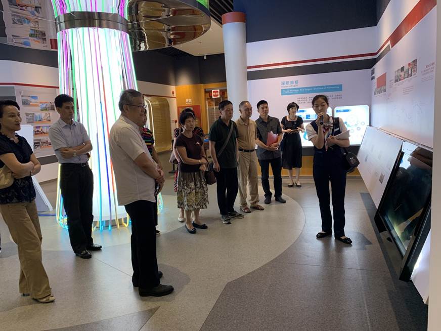 说明: D:\2019年新闻\191015 工会 永利官网关工委成员赴深圳职业技术学院学习交流\3、参观展览.jpg