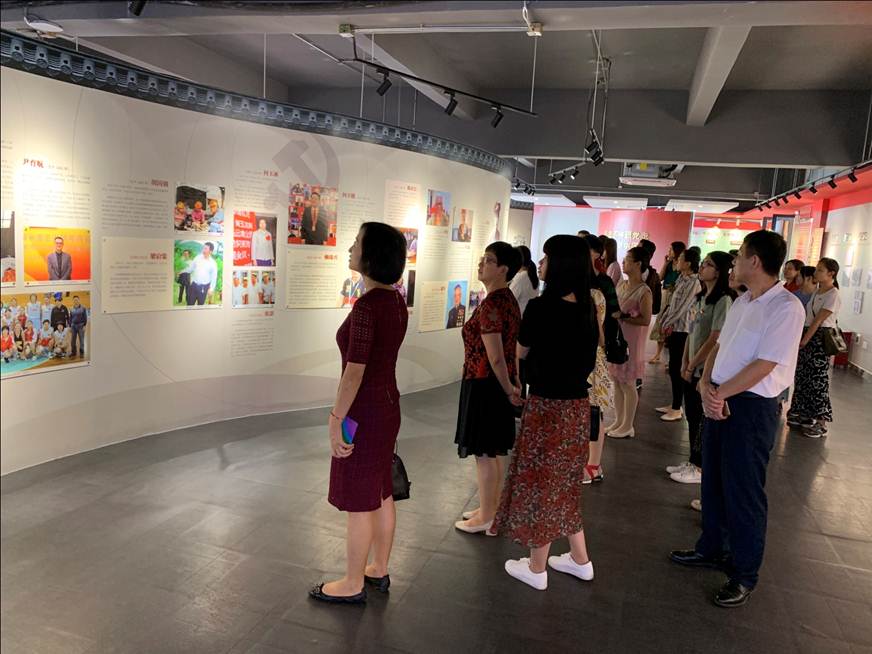 说明: D:\2019年新闻\20191025外语外贸学院党总支组织党员师生到甘竹滩发电站开展学习教育活动\参观现场.jpg