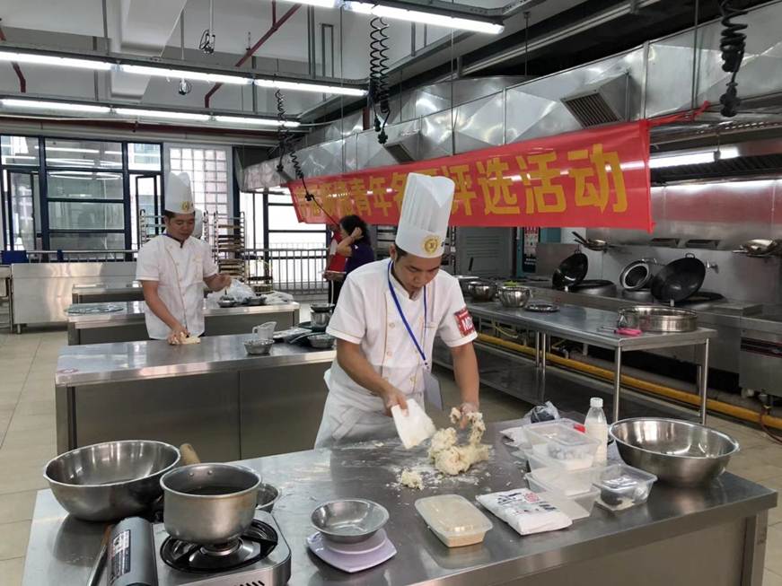 说明: D:\2019年新闻\10月26日 首届顺德青年名厨评选活动在永利官网顺利举行\微信图片_201910290921312.jpg