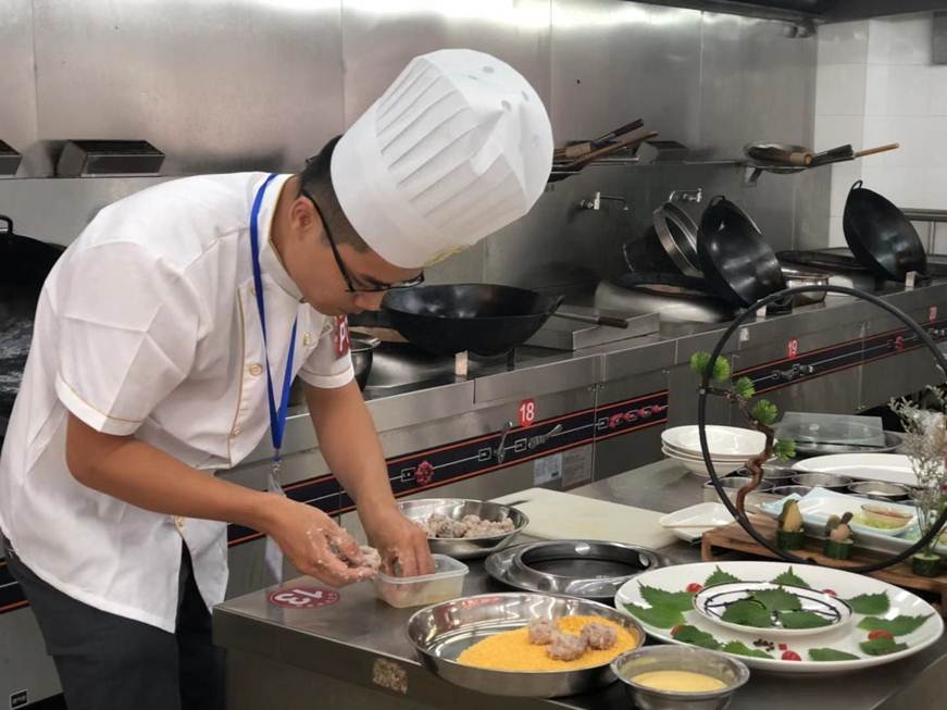 说明: D:\2019年新闻\10月26日 首届顺德青年名厨评选活动在永利官网顺利举行\微信图片_201910290921311.jpg