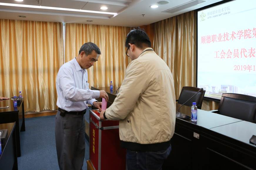 说明: D:\2019年新闻\10月30日 工会临时会议\选\9R4A0063.JPG