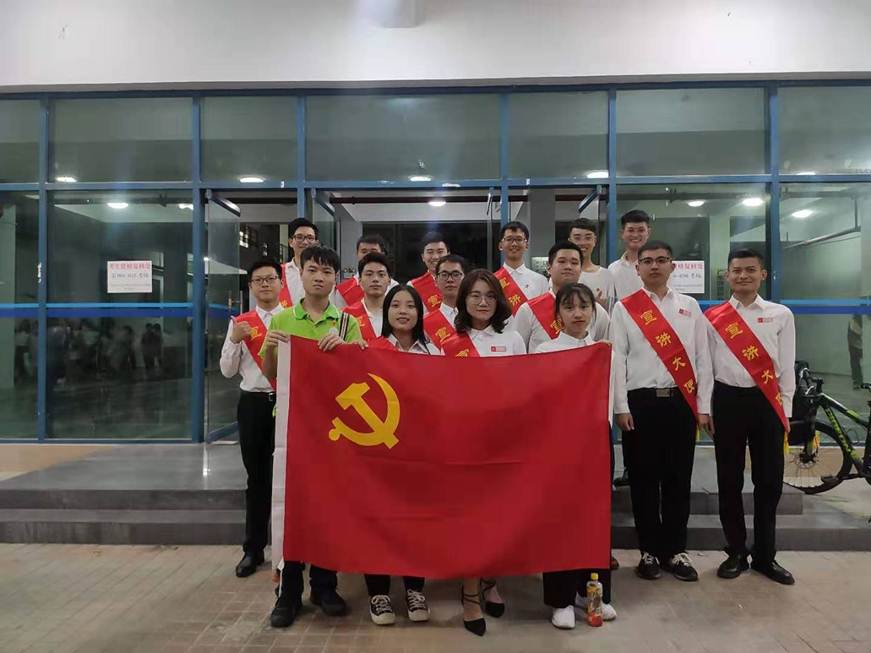 说明: D:\2019年新闻\智能制造新闻稿(三篇)\智能制造学院学生党支部开展我为身边同学办实事做好事活动\智能制造学院学生党支部开展我为身边同学办实事做好事活动\宣讲团成员合影.jpg