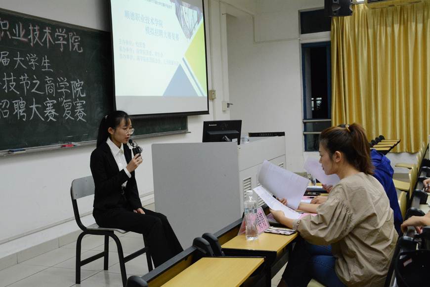 说明: D:\2019年新闻\11月1日 永利官网第十六届大学生墨子科技节之模拟招聘大赛复赛顺利举行\永利官网第十六届大学生墨子科技节之模拟招聘大赛复赛顺利举行\选手根据选提回答.JPG