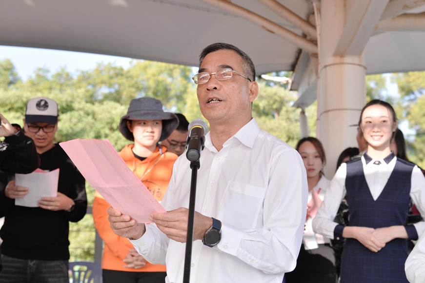 说明: D:\2019年新闻\11月20日 校运会\选\DSC_1593(校党委副书记、纪委书记谭谦章主持).JPG