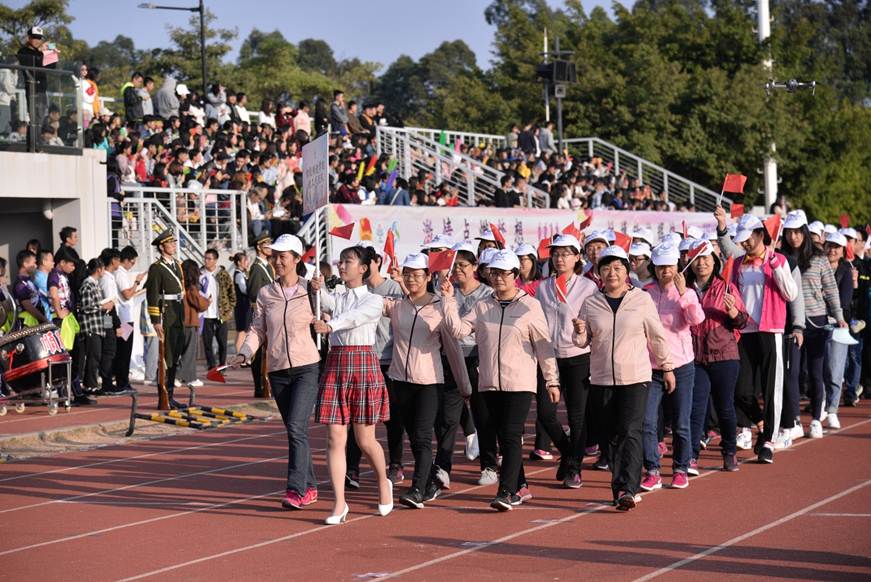 说明: D:\2019年新闻\11月20日 校运会\选\教职工入场\DSC_1412.JPG