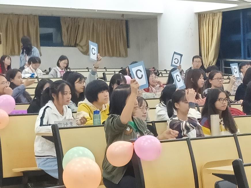 说明: D:\2019年新闻\11月20日商学院易班学生工作分站心理健康知识竞赛新闻稿\2问答环节.jpeg